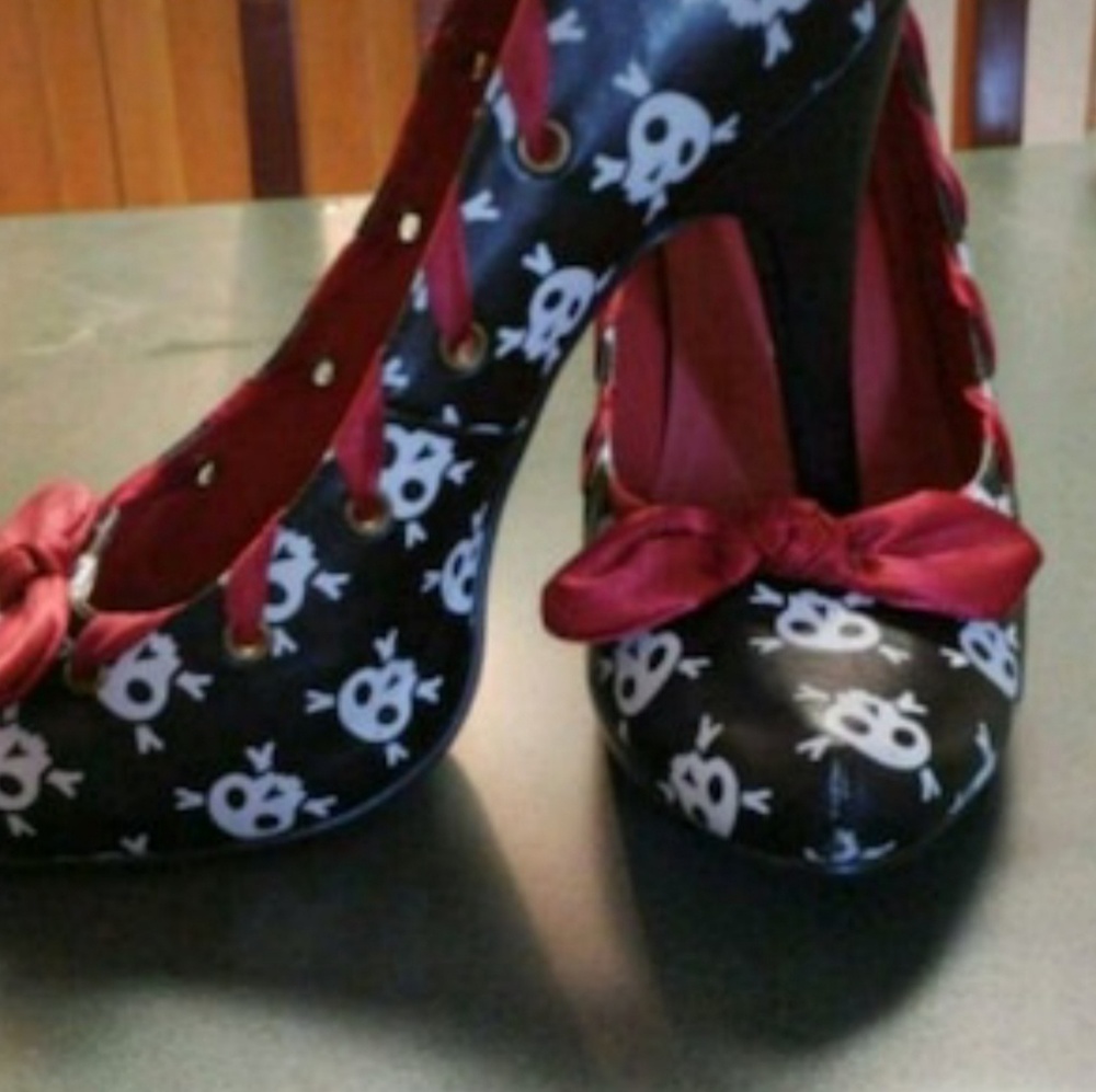 Skull and crossbone heels